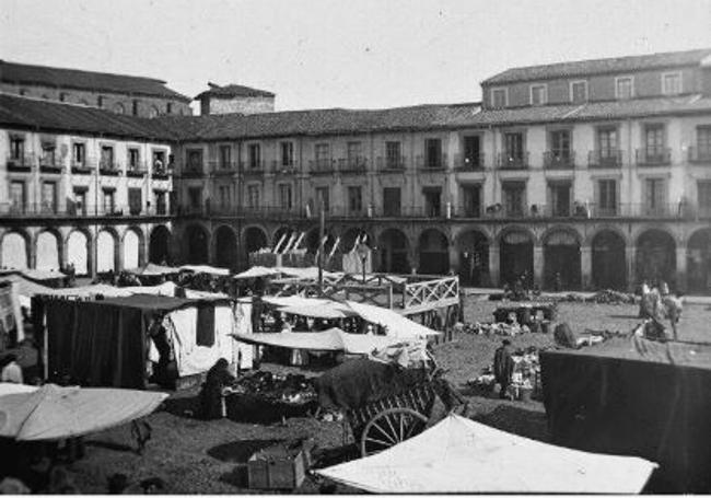 La Plaza Mayor de León a inicios del siglo XX.