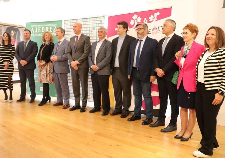 Foto de familia de los organizadores del Magistral con los patrocinadores.