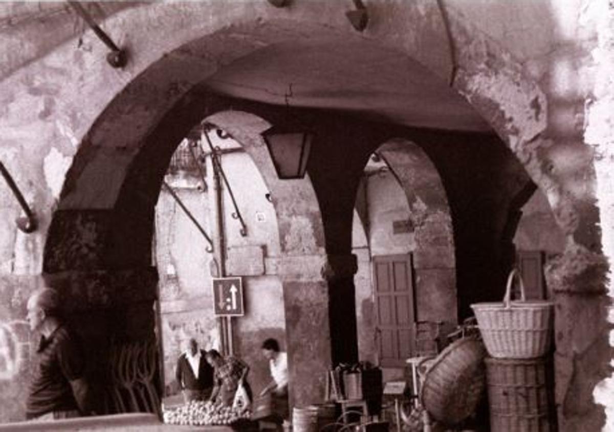 Imagen secundaria 1 - Arriba, la plaza desde una balconada; abajo a la izquierda, en el ojo de un arco; y a la derecha, durante las obras para el aparcamiento subterráneo.