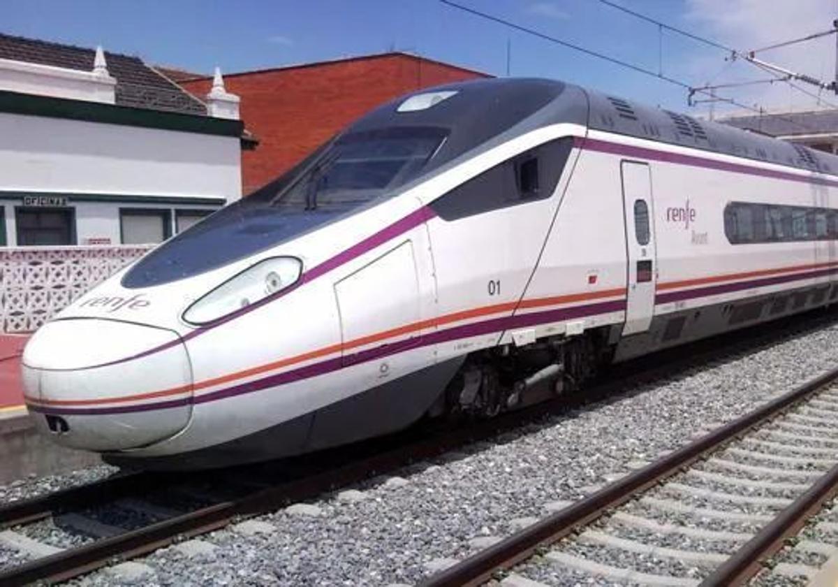 Un tren Avant detenido en la estación de Valladolid.