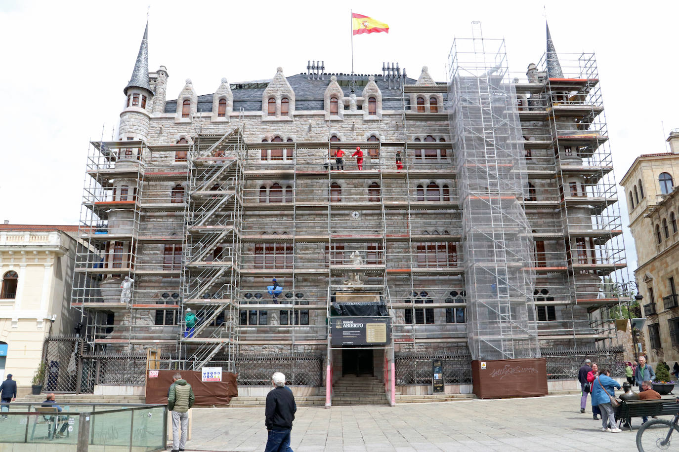 Comienza la retirada de los andamios en Botines