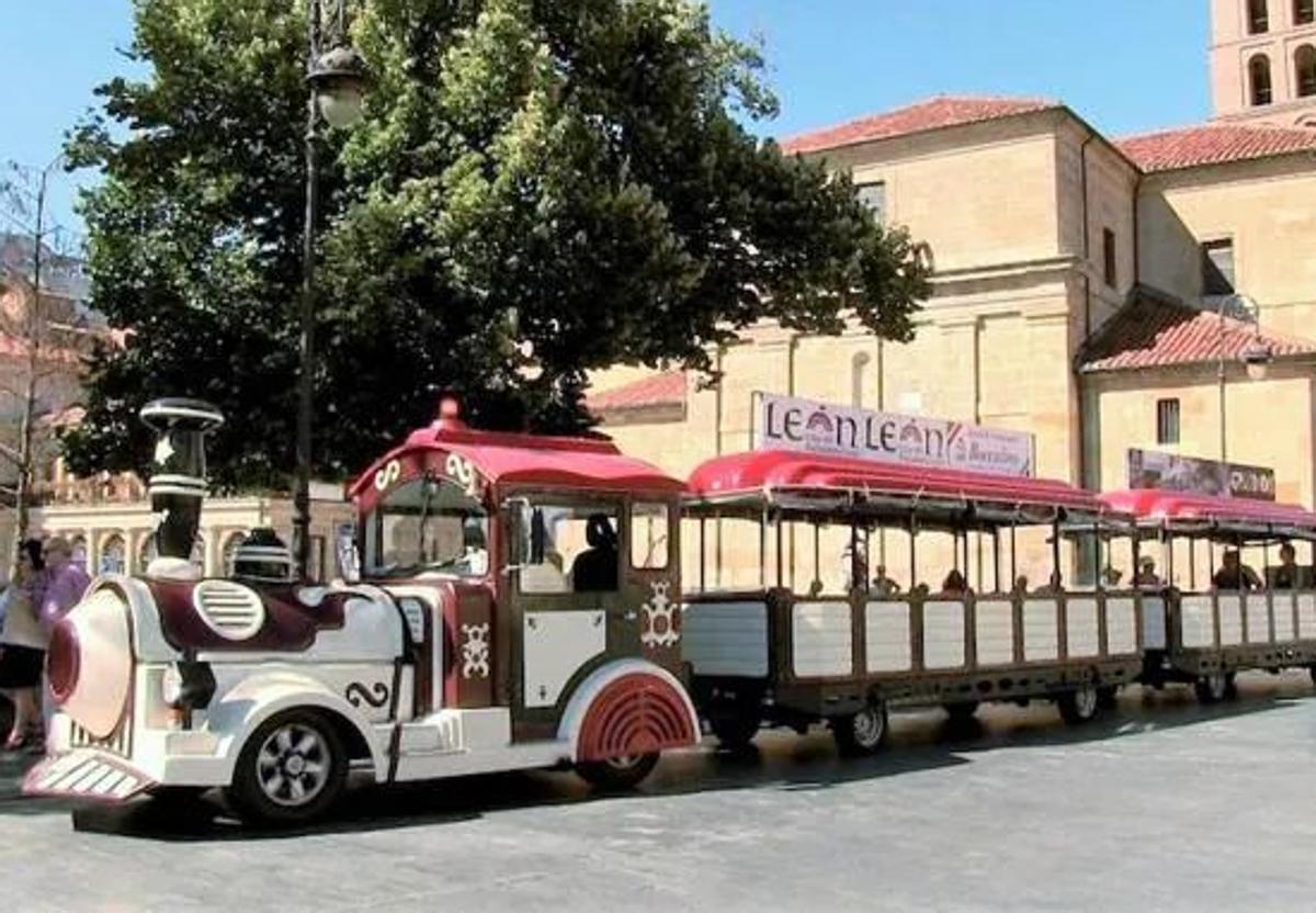 Imagen del tren turístico en el punto de partida de los viajes.