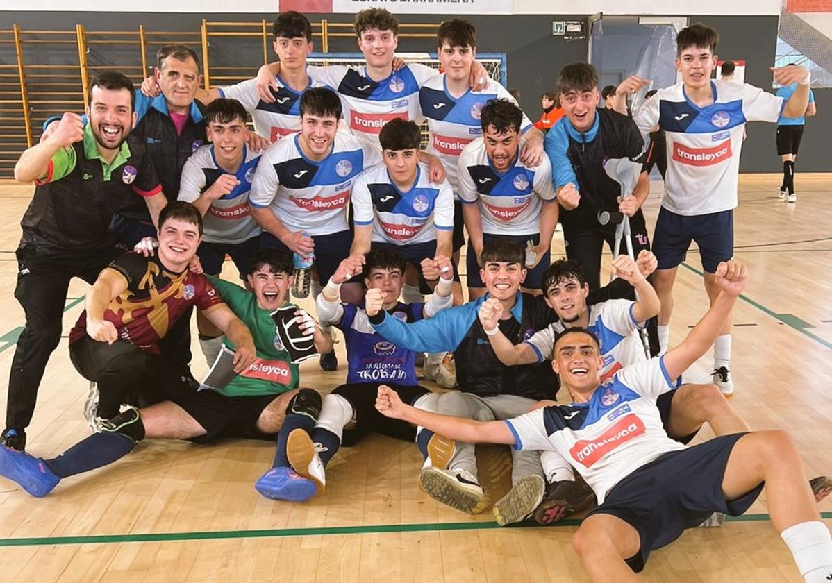 Los jugadores del Trepalio juvenil celebran su victoria ante Ibarreta en el último partido de liga regular.