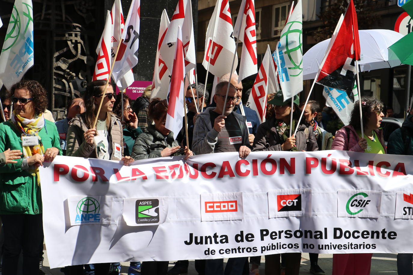 Protestas contra las deficiencias en los colegios de León