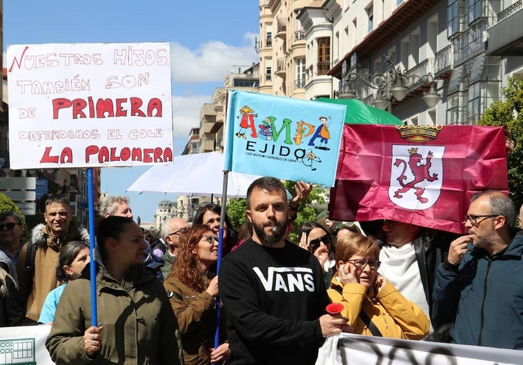 Protestas ante la sede administrativa del Ayuntamiento de León.