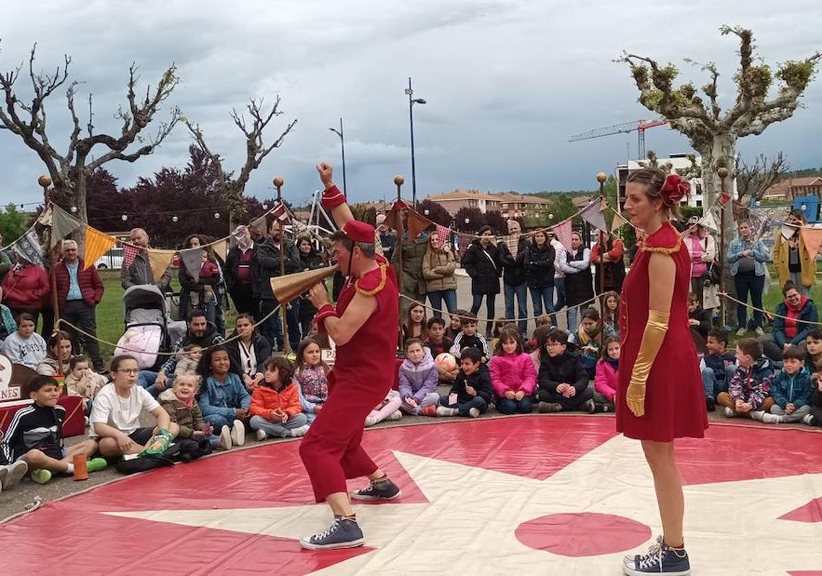 Imagen principal - Imagen de uno de los espectáculos del VI Festival de Circo de Villaquilambre