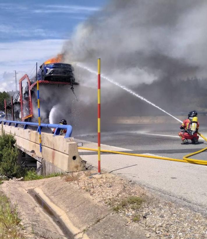 Imagen secundaria 2 - Un incendio calcina ocho coches en un camión en la A-6 en Villagatón