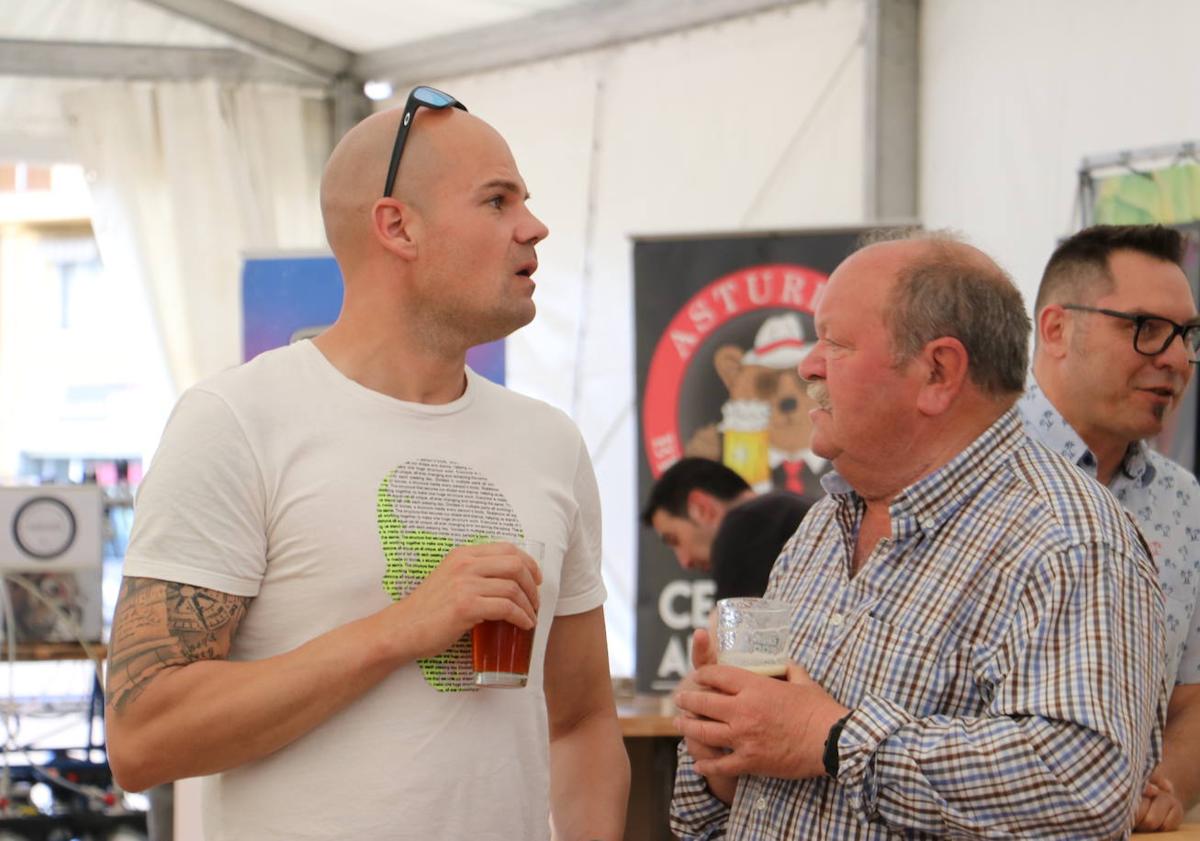 Imagen principal - Inauguración de la Feria de la Feria de Artesanos Cerveceros