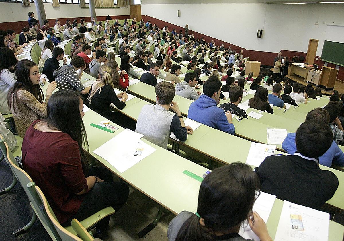 Imagen de archivo de examen en la Universidad de León.
