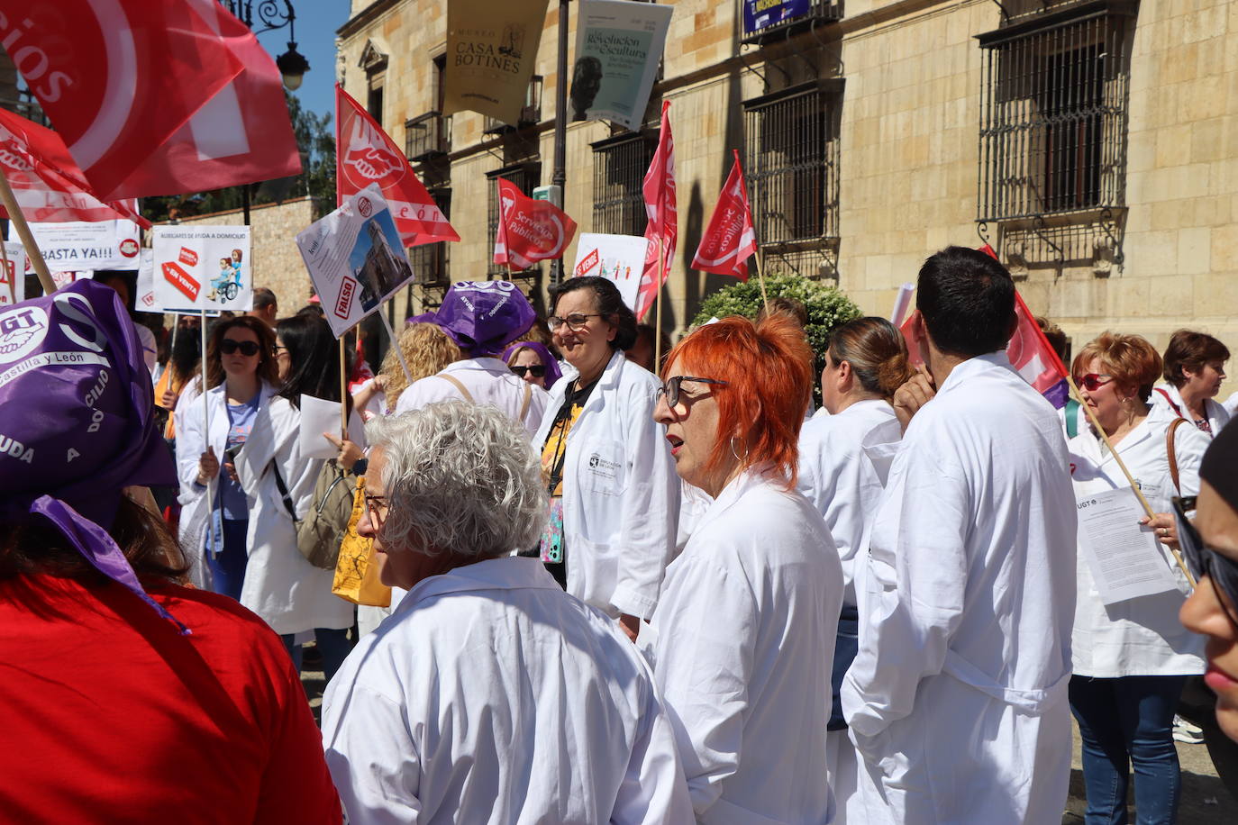 Galería de la concentración de auxiliares de ayuda a domicilio frente a la Diputación de León