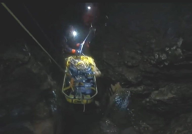 Preparación para un rescate en el interior de la cueva de Valporquero.