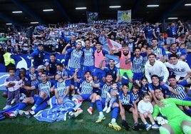 La plantilla de la Deportiva celebra la clasificación para el playoff