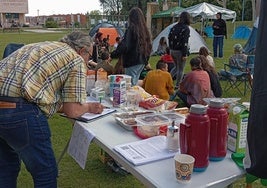 Recogida de firmas en la acampada de la ULE.