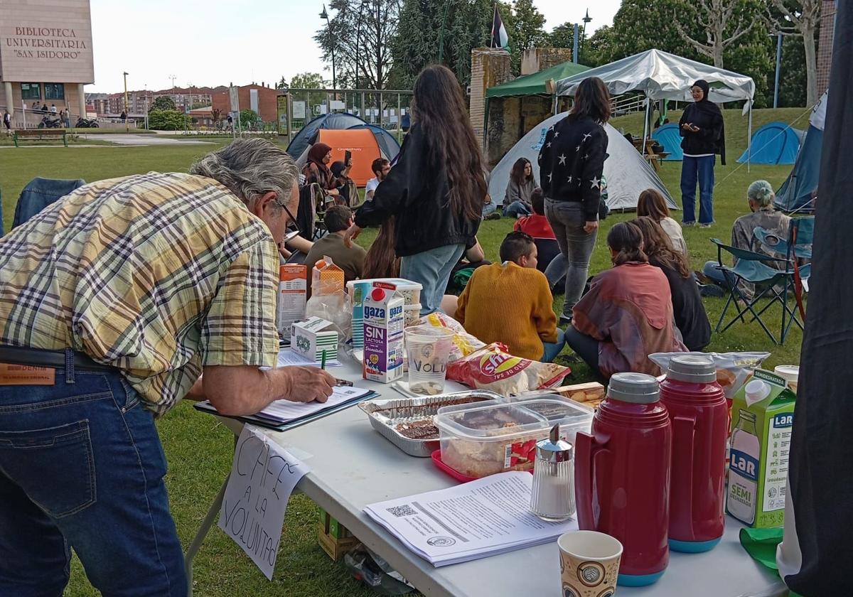 Recogida de firmas en la acampada de la ULE.