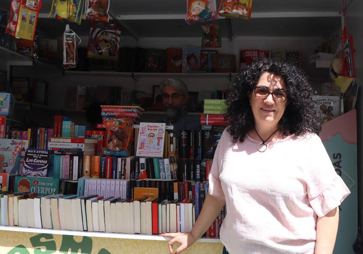 Sandra Llamas, presidenta de la Asociación de Libreros de León frente a la caseta de la librería Cosmos.