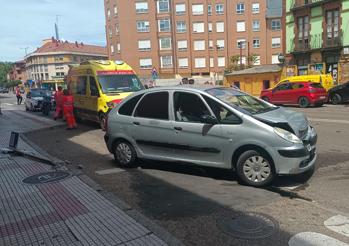 Ambulancia de Sacyl llega al lugar de los hechos.