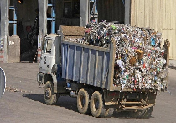 Imagen de un camión en el CTR de San Román de la Vega.