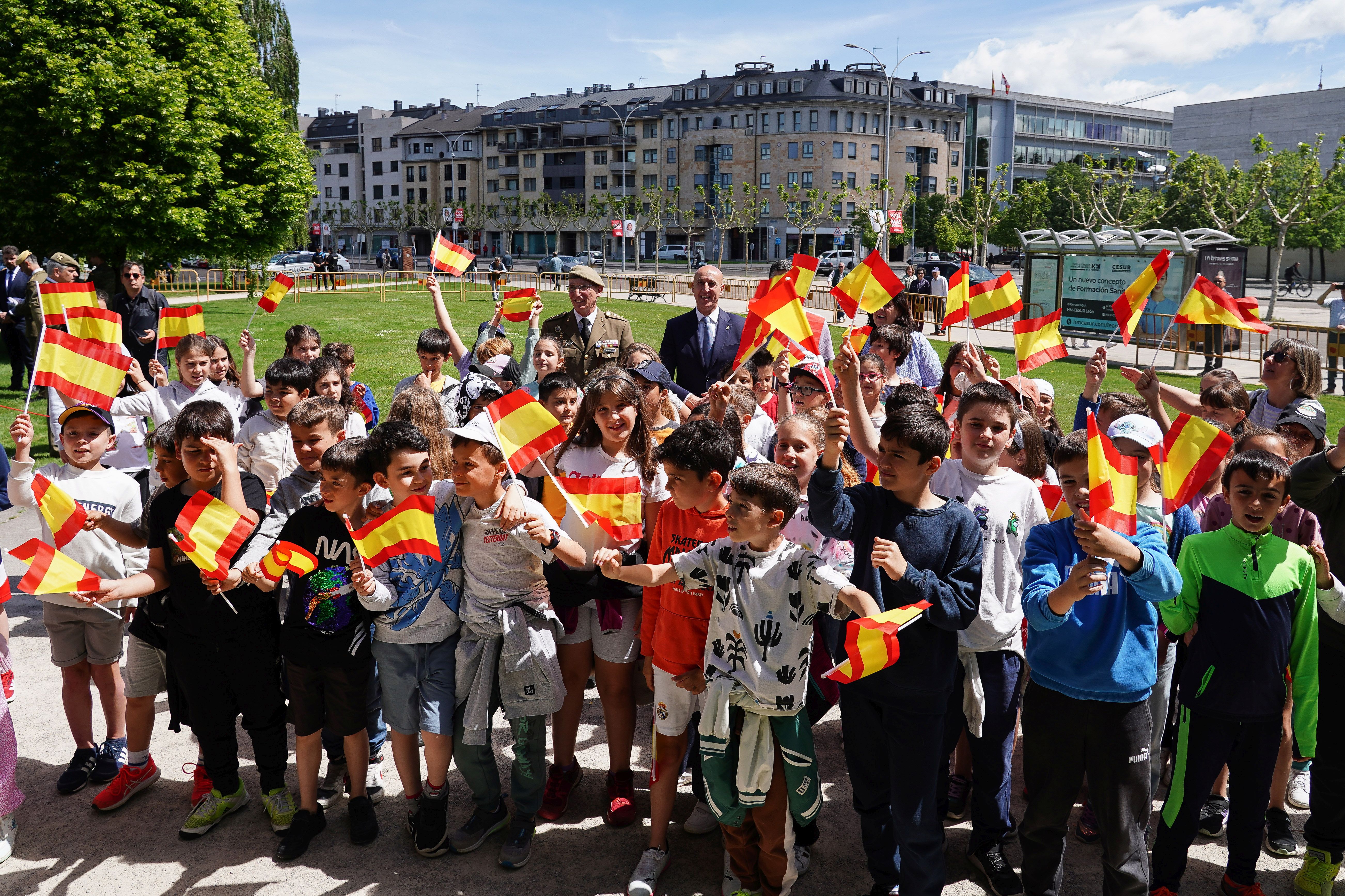 Izado de la bandera nacional como motivo de las celebraciones del Día de las Fuerzas Armadas