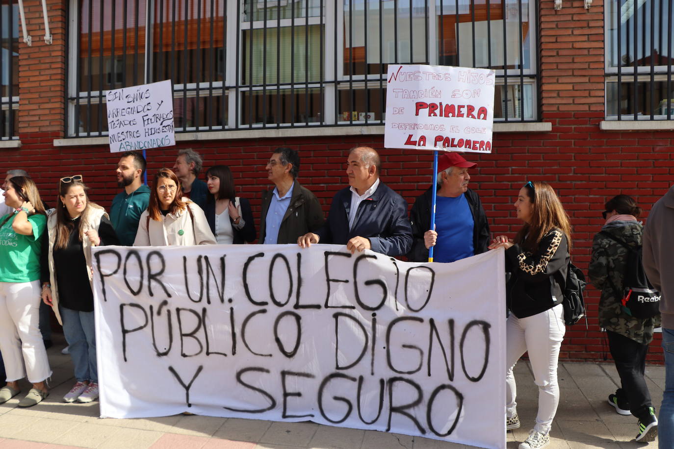 Concentración por el estado de los colegios de León