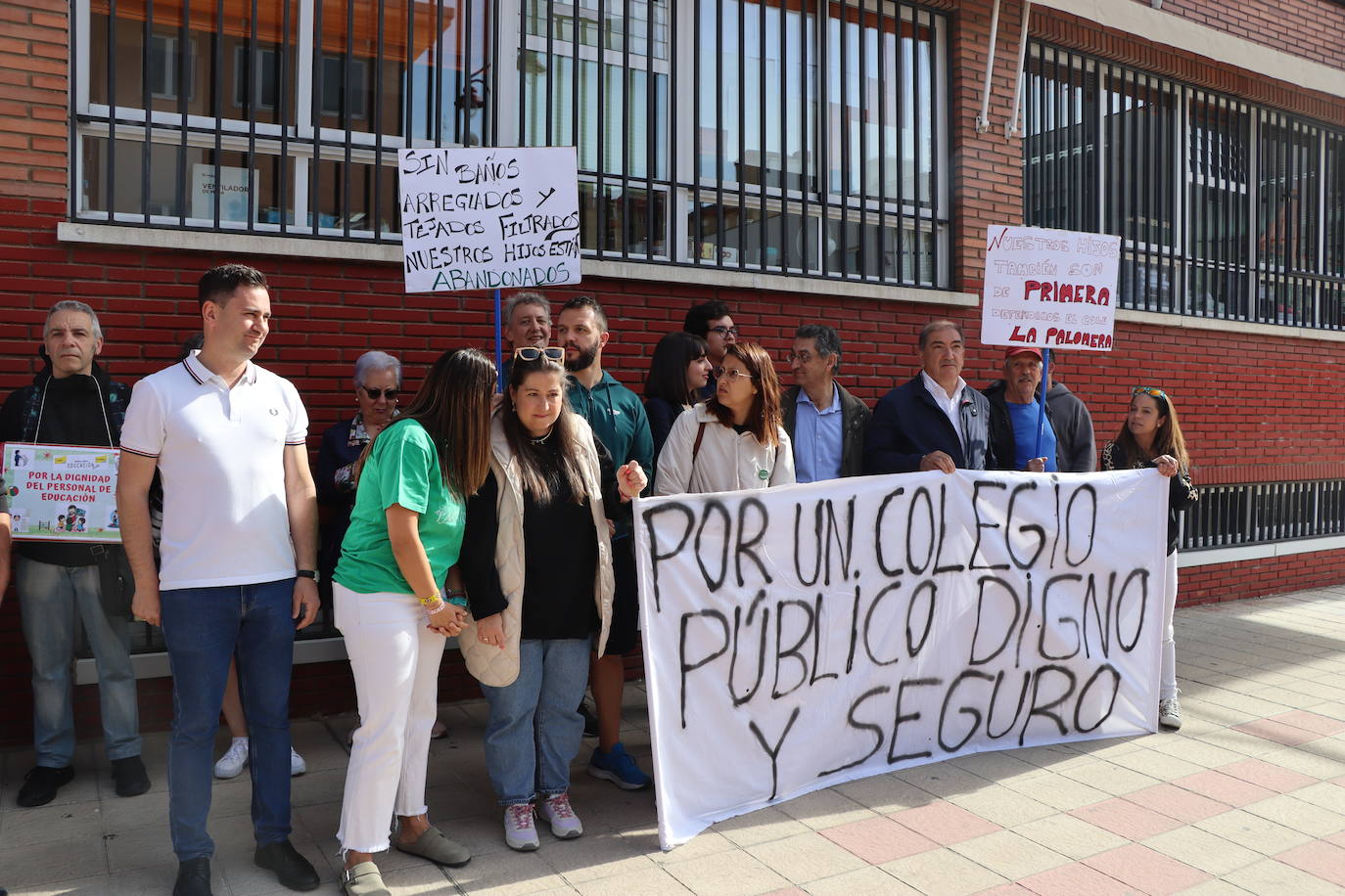 Concentración por el estado de los colegios de León