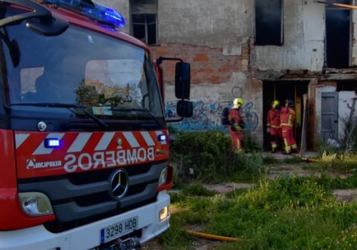 Imagen de archivo de una dotación de los bomberos municipales de León.