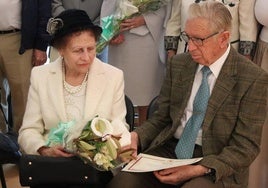 Las 16 parejas homenajeadas en sus bodas de oro y diamante.