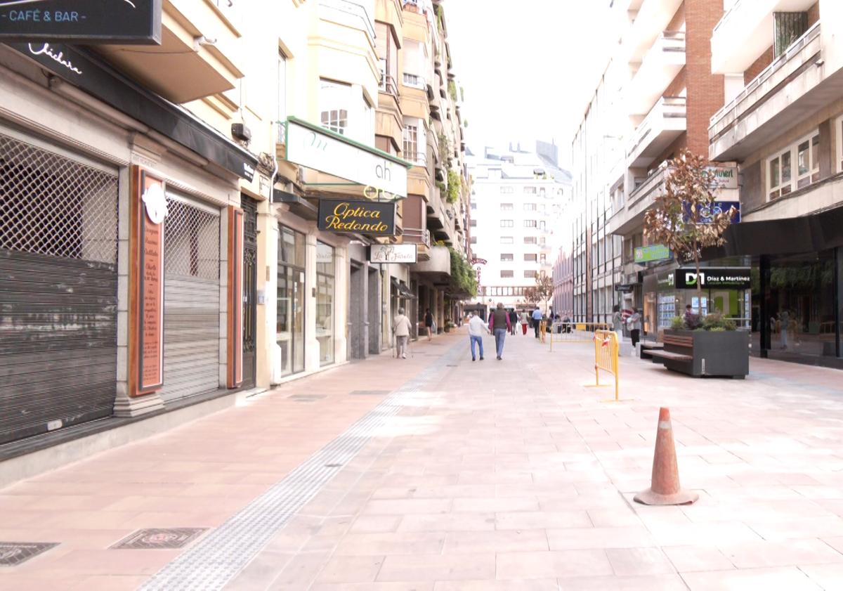 Imagen principal - Gente paseando por las nuevas calles peatonalizadas de León.