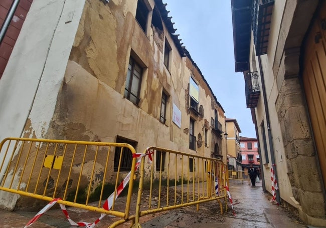 Calle cortada por desprendimientos en la fachada.