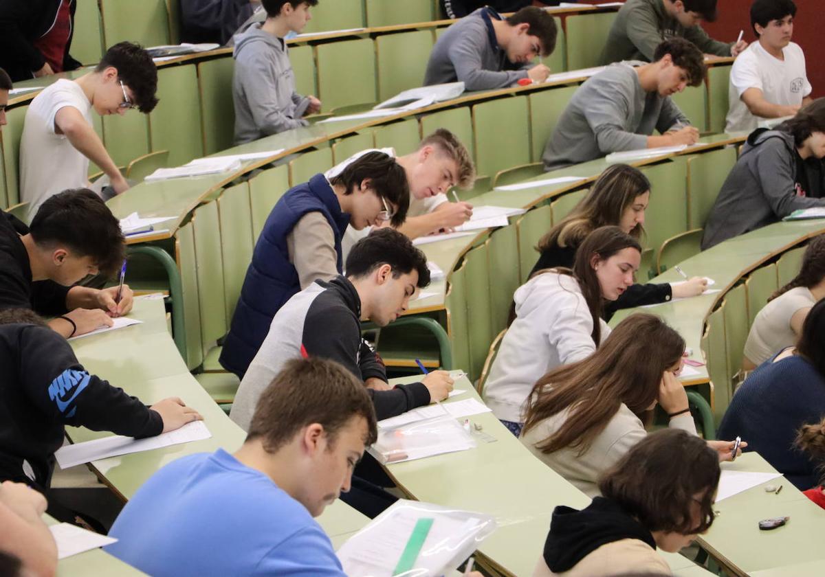 Varios estudiantes afrontan la EBAU en la Universidad de León en 2023.