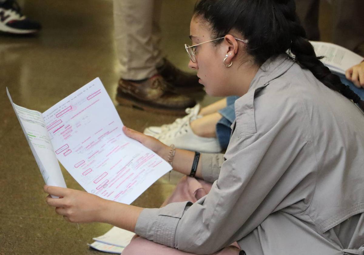 Una estudiante revisa sus apuntes antes de acceder a uno de los exámenes de la EBAU del año pasado.