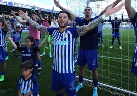 Varios jugadores de la Deportiva celebran el pase a los playoff.