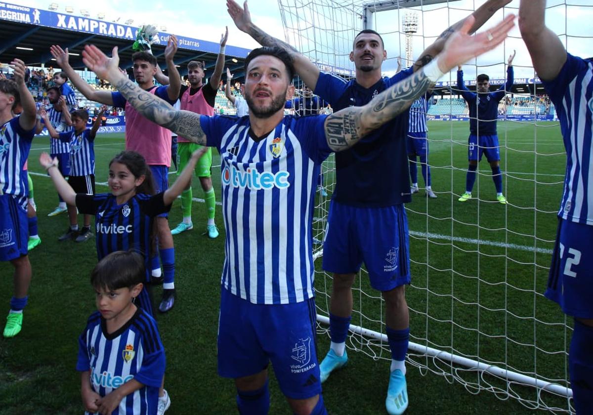 Varios jugadores de la Deportiva celebran el pase a los playoff.