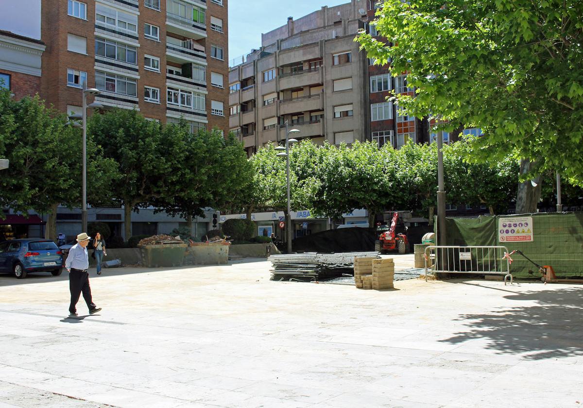 Empiezan a retirar materiales de la plaza de las Cortes