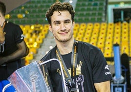 Gonzalo Pérez posa con el trofeo de campeón de la Superliga de Polonia.