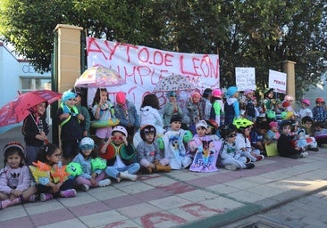 Alumnos de La Palomera acuden a clase con paraguas y flotadores para denunciar la situación