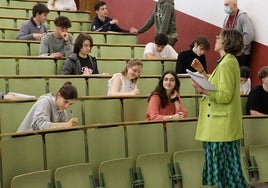 Una profesora entrega los exámenes en la EBAU del pasado año.