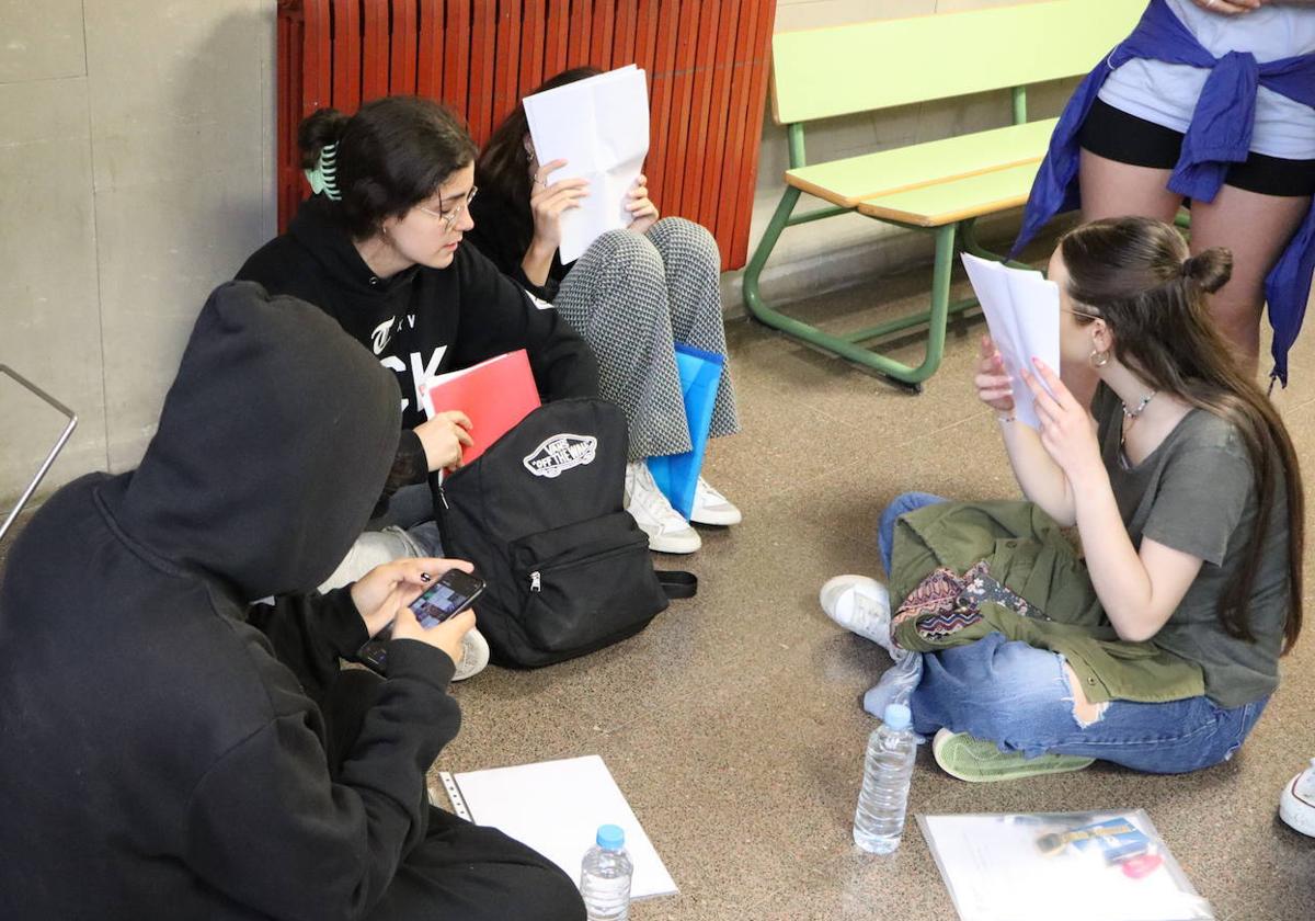 Varias estudiantes revisan sus apuntes antes de someterse a uno de los exámenes de la EBAU 2023.