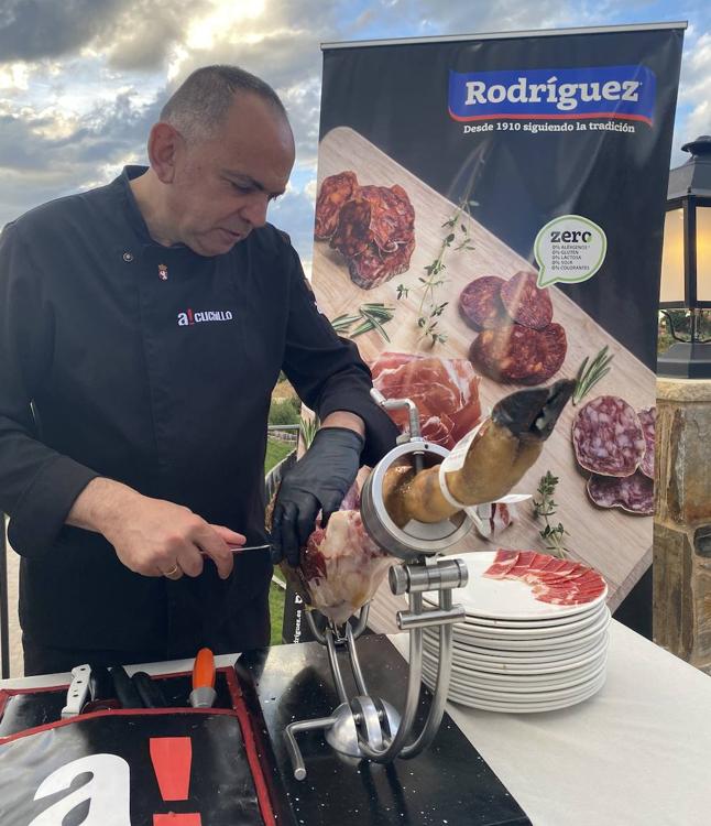 Agustín Risueño cortando jamón en la Finca Valdemora