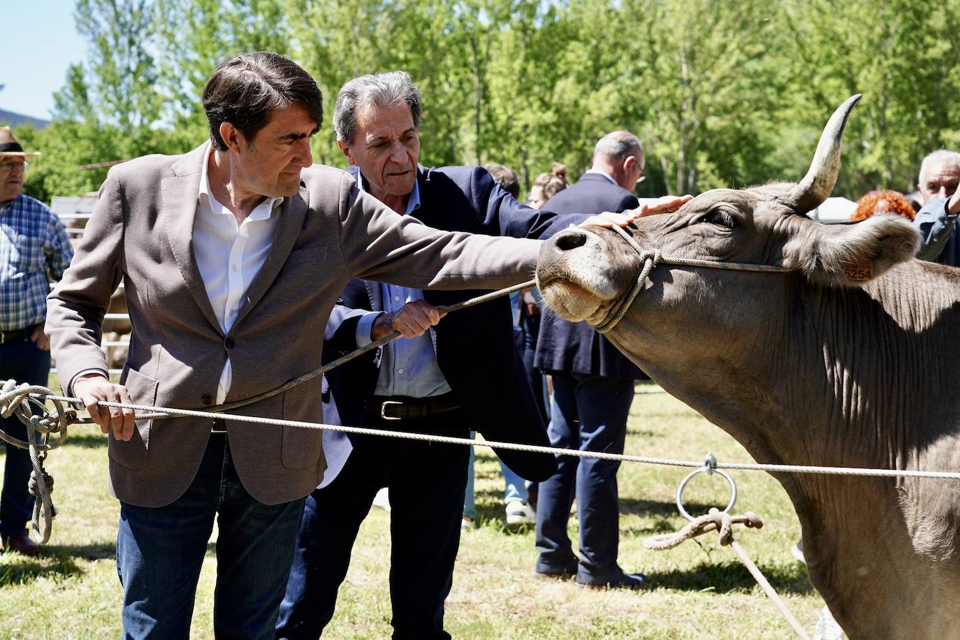 Crémenes recupera su feria décadas después