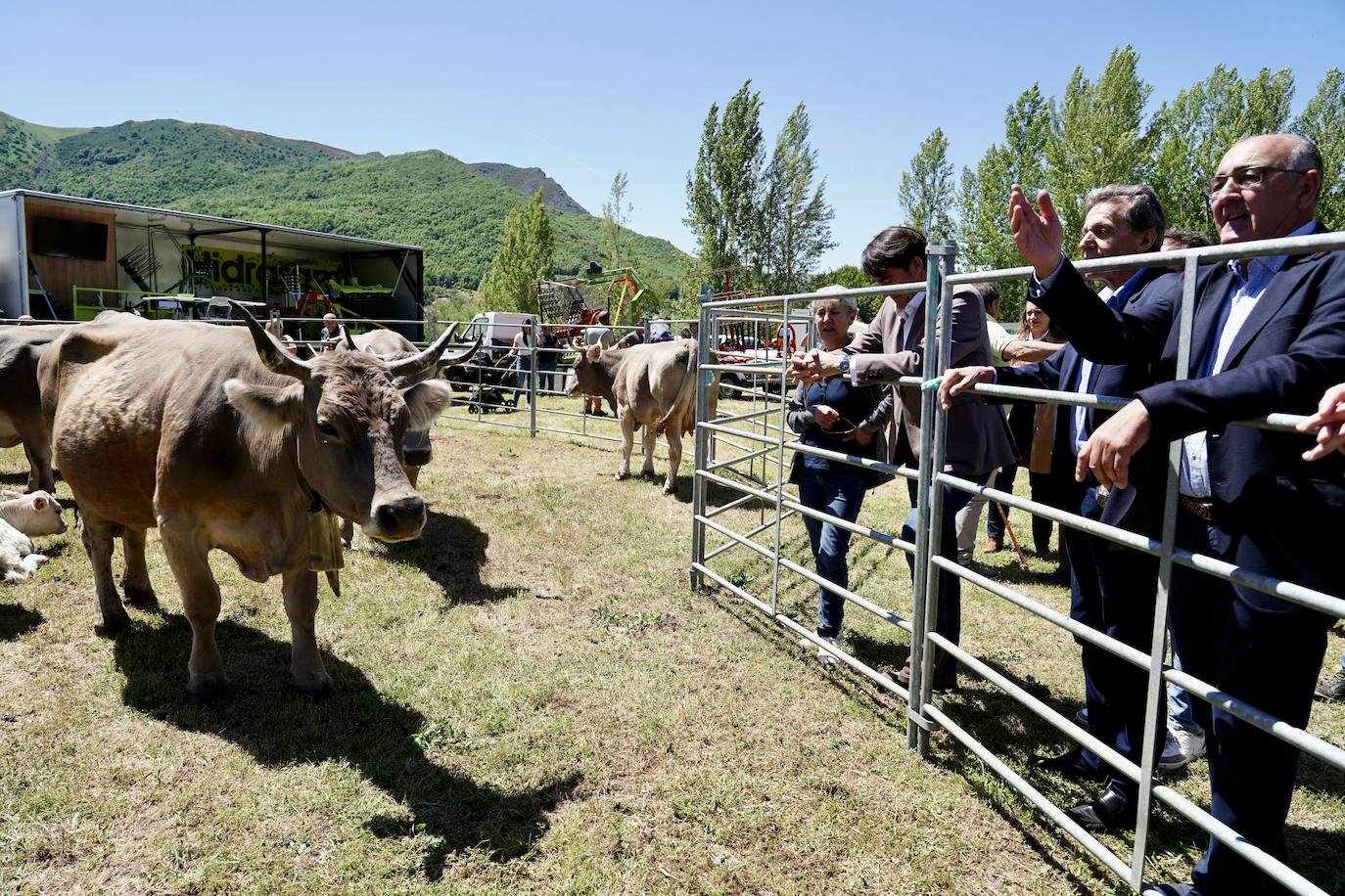 Crémenes recupera su feria décadas después