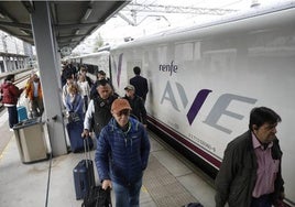 Un tren AVE S-106, de 507 plazas, en la estación de Sanz Crespo.