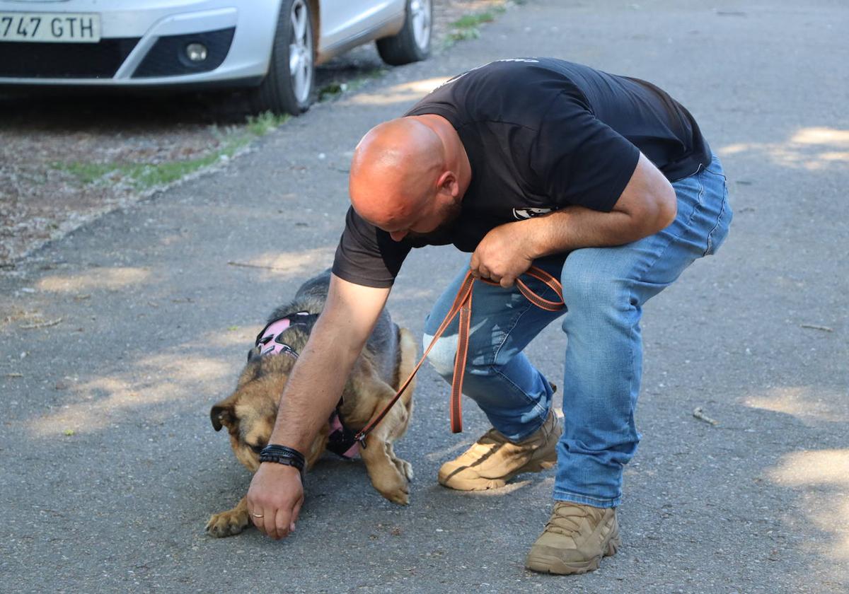 Pedro Teixeira, adiestrador canino, junto a un perro de la Protectora.
