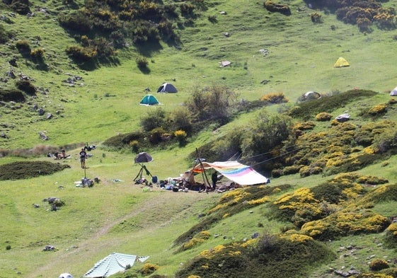 Imagen de la Rainbow Family en el paraje de la montaña de Cerulleda.