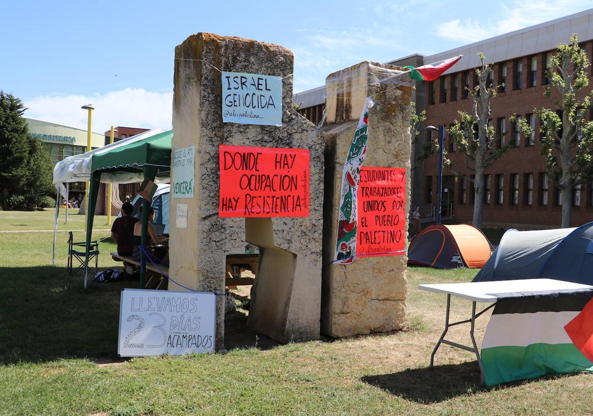 Imagen principal - Fin de 23 días acampados en la ULE: «Es una victoria de toda la comunidad universitaria»