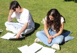 Los futuros universitarios de León durante los exámenes de la EBAU.