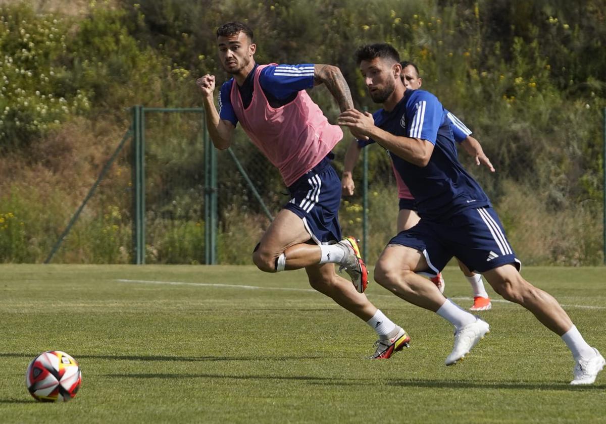 Borja Valle y Leal pugnan por un balón en un entrenamiento de esta semana.