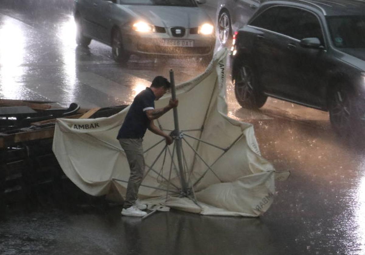 El temporal sorprende a León con oscuridad y vientos desbocados