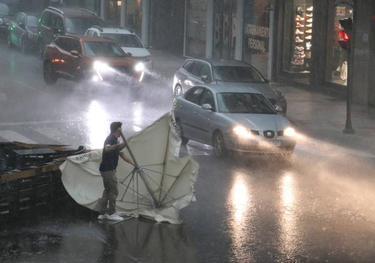 La lluvia y el viento fueron intensos durante la tormenta.