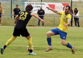 Pacios, capitán del Mansillés, pelea un balón.