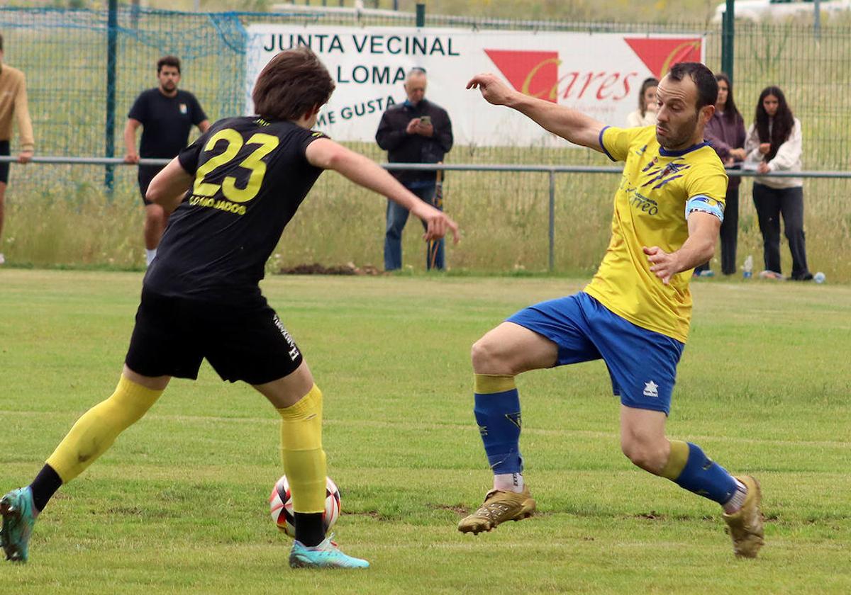 Pacios, capitán del Mansillés, pelea un balón.